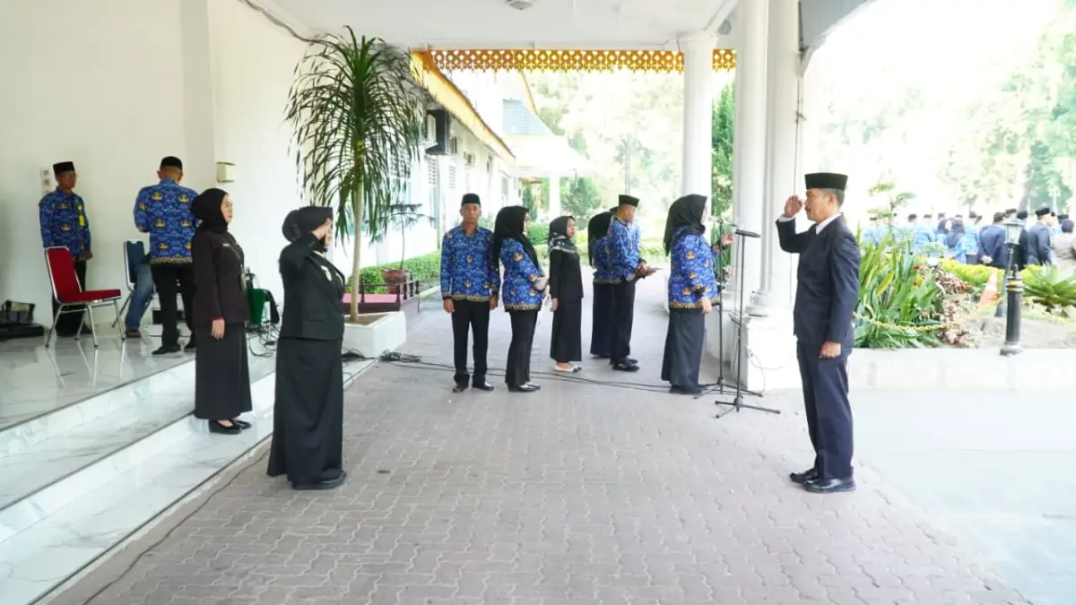 
Tiorita br Surbakti, Wabup Langkat saat memimpin upacara Hari Otonomi Daerah di kantor bupati, Stabat. (Diskominfo Langkat/Sumut Pos)