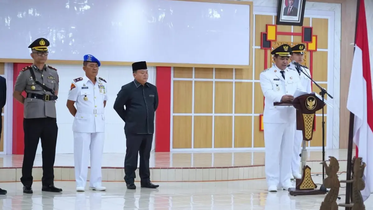 Wabup Nisel, Ir. Yusuf Nache, ST.,MM memimpin upacara hari Otonomi Daerah XXX Tahun 2026. (Eriusman/Sumut Pos)