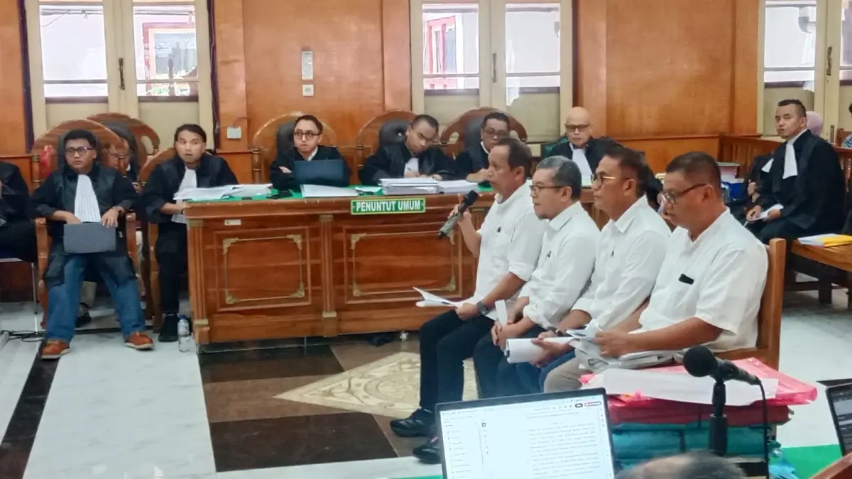 ASET: Empat terdakwa memberikan keterangan terkait kasus pengalihan lahan eks PTPN II, di Pengadilan Tipikor Medan, Senin (27/4/2026) sore. (Dok: Gusman/Sumut Pos)