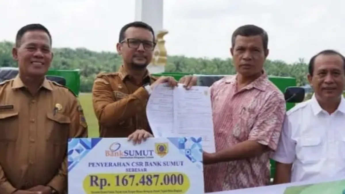 Bupati Labusel Fery Sahputra Simatupang S.H saat menerima  CSR dari bank Sumut. (ISTIMEWA/SUMUT POS)