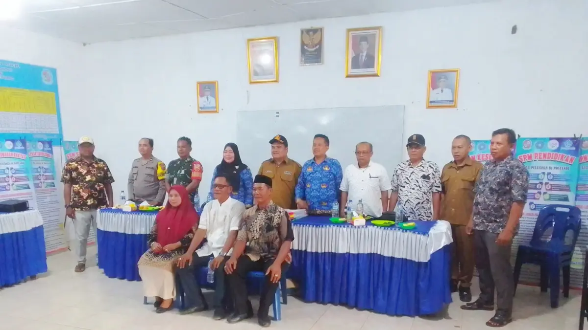 DIABADIKAN: Tiga Calon Kades Desa Batu Lokong Kecamatan Galang, Terang Lesmana Calon Nomor Urut 2( tengah) diabadikan bersama dua cakedes lainnya. (BATARA/SUMUT POS) 