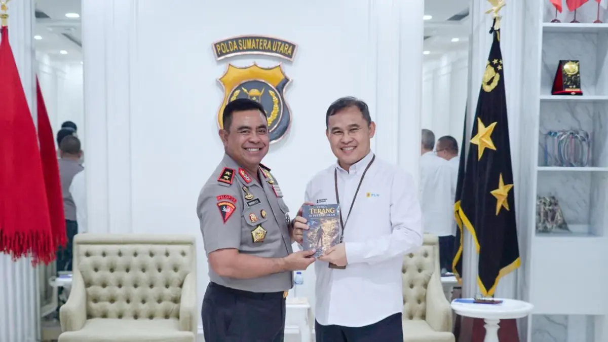General Manager PLN UID Sumatera Utara, menyampaikan buku karya beliau kepada Kapolda Sumatera Utara. (Istimewa/Sumut Pos)
