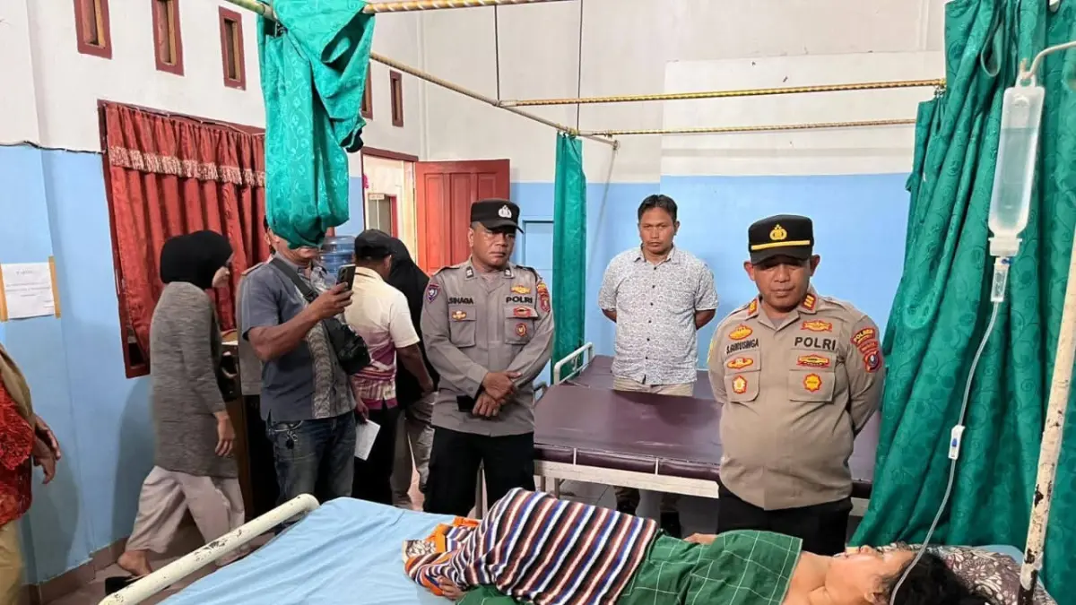 Kapolsek Torgamba AKP Sunipan Gurusinga SH saat menjenguk korban penikaman. (KAIRUDDIN/SUMUT POS)