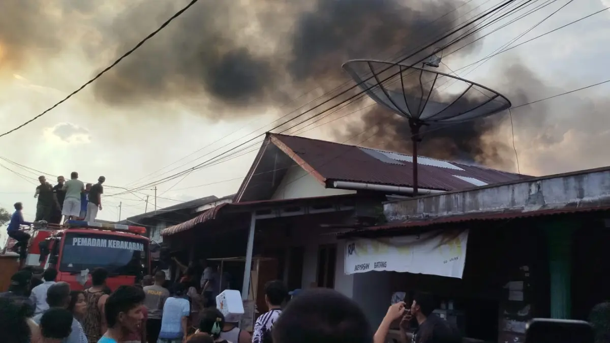 Kebakaran hebat menghanguskan tujuh rumah warga di jalan Bakti Lama Rantauprapat (Fajar/ Sumut Pos)
