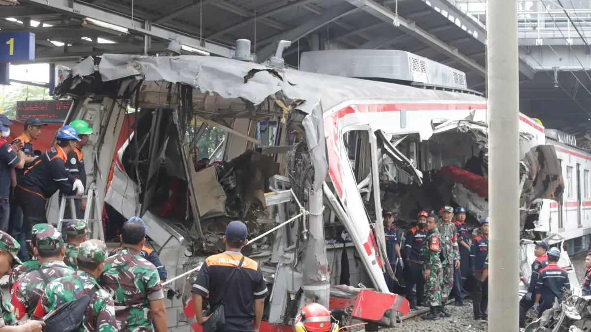 Kecelakaan KRL di Bekasi Timur yang menewaskan puluhan penumpang. (Dok: Jawa Pos)