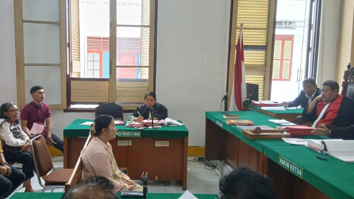 KETERANGAN: Ayu Brahmana saksi korban dalam perkara dugaan pemalsuan dokumen, memberikan keterangan di PN Medan, Senin (28/4/2026) sore.