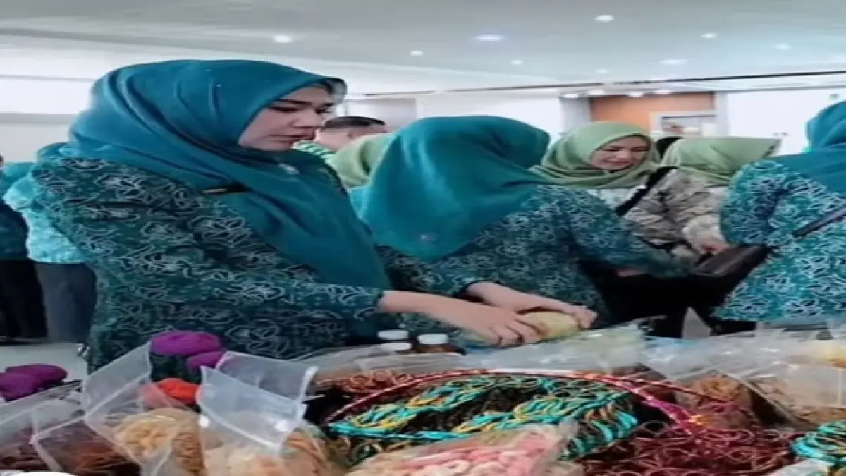 Ketua TP PKK Labura Bersama Tim Supervisi Tinjau dan Cicipi Produk UP2K PKK se-Kecamatan. ( Istimewa/Sumut Pos )