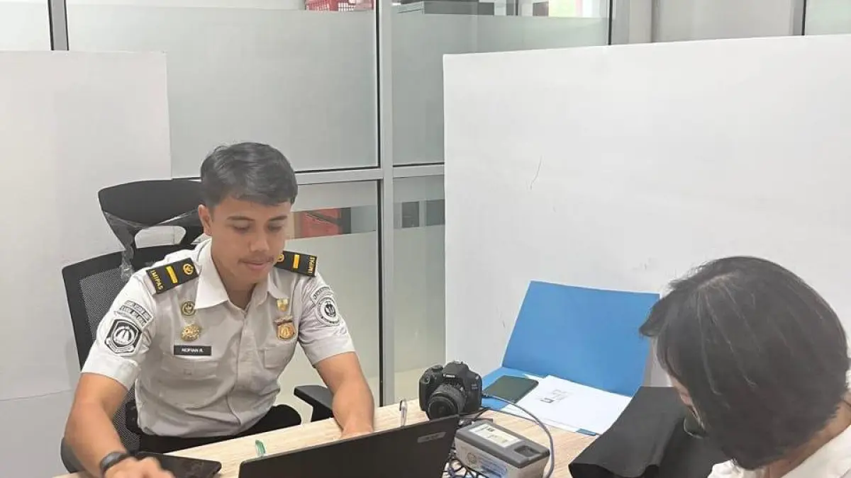 LAYANI: Personel Kantor Imigrasi Kelas II TPI Belawan saat melayani masyarakat dalam proses pembuatan paspor. (Dok : Kantor Imigrasi Kelas II TPI Belawan)

