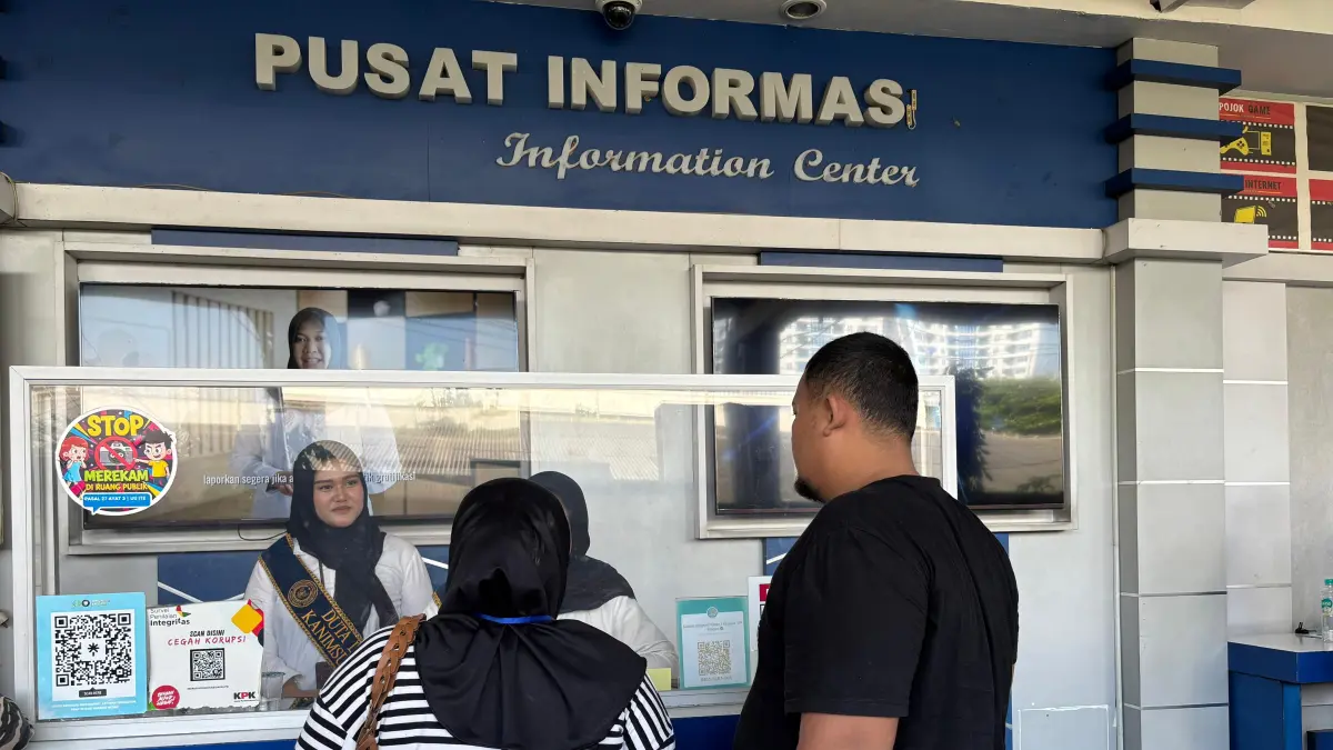 LAYANI: Petugas Imigrasi Medan saat melayani warga. (Dok: Imigrasi Medan)