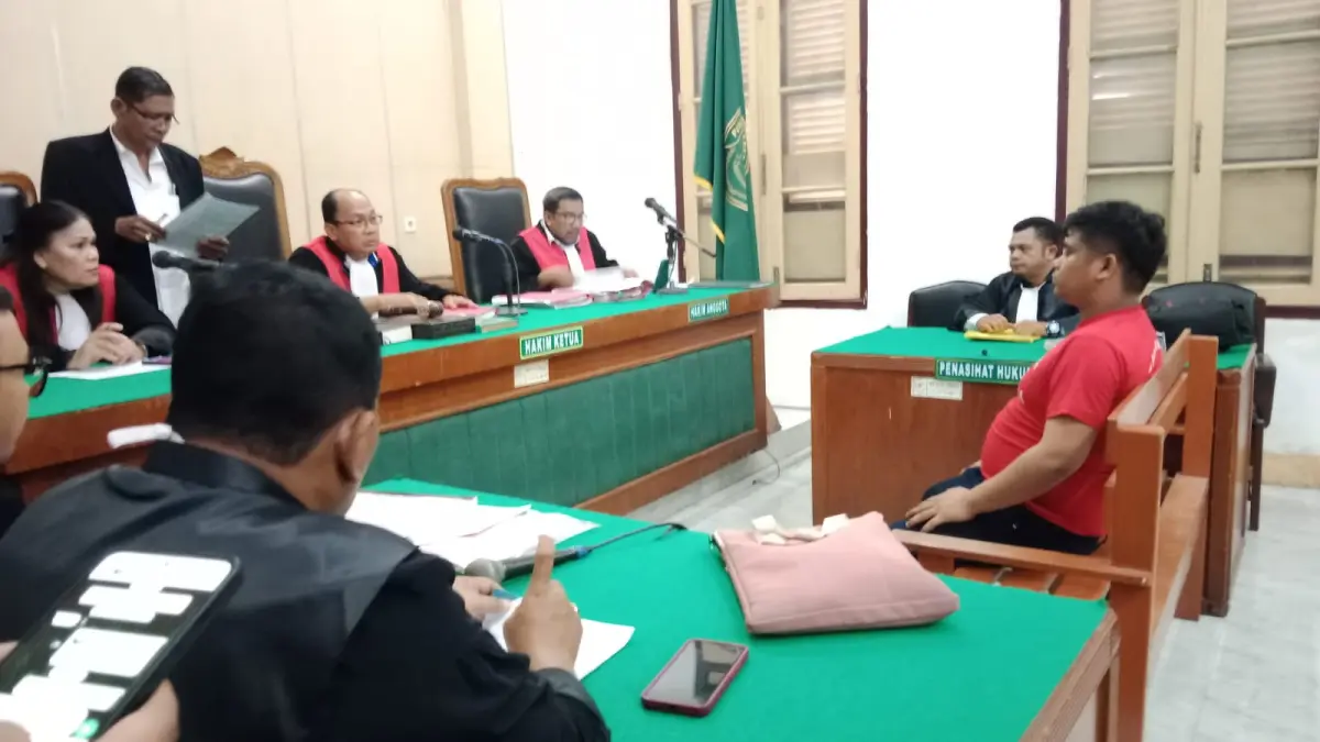 PENADAH: Medy Mehamat Amosta Barus, terdakwa kasus penadahan emas curian, menjalani sidang eksepsi di PN Medan, Senin (13/4/2026). (Dok: istimewa)
