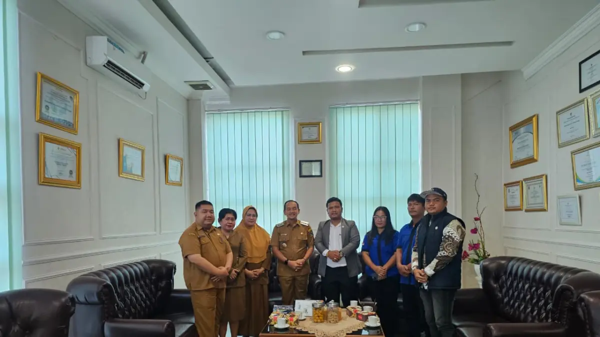 Pengurus KSBSI Kota Tebing Tinggi foto bersama Wali Kota usai audiensi di ruang kerja wali kota, Senin (28/04/2026) , (Azan Purba/ Sumut Pos)
