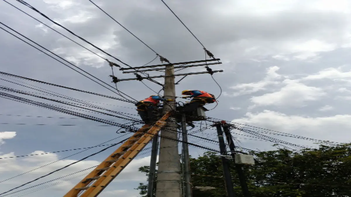 Petugas PLN melakukan perbaikan jaringan listrik pada tiang distribusi dalam kegiatan peningkatan keandalan pasokan listrik di Kota Tebing Tinggi (28/04/2026), (Azan Purba /Sumut Pos)