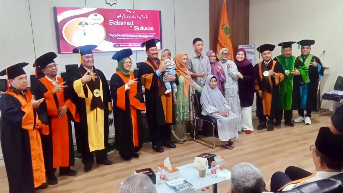 PROMOSI DOKTOR: Dr. H. Baharuddin Siagian, S.H, M.Si didampingi keluarga bersama rektor UIN Sumatera Utara dan majelis penguji sidang terbuka promosi doktor. (Deddi Mulia Purba/Sumut Pos)