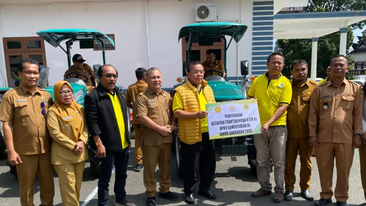 SALURKAN: Anggota Komisi III DPR-RI, Mangihut Sinaga bersama Sekda Dairi, Surung Charles Lamhot Bantjin, Kadis Pertanian, Kesty Angkat menyalurkan 6 unit alsintan kepada kelompok tani di kompleks Pendopo Bupati Dairi, Selasa (26/4/2026). (RUDY SITANGGANG/SUMUT POS)