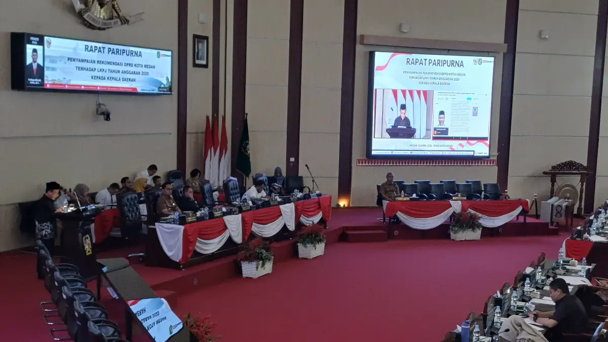 REKOMENDASI: Wakil Ketua DPRD Kota Medan, H. Rajudin Sagala membacakan Rekomendasi DPRD Kota Medan terhadap LKPj TA 2025 saat Sidang Paripurna, Selasa (28/4/2026). (Dok: Markus Pasaribu/Sumut Pos)