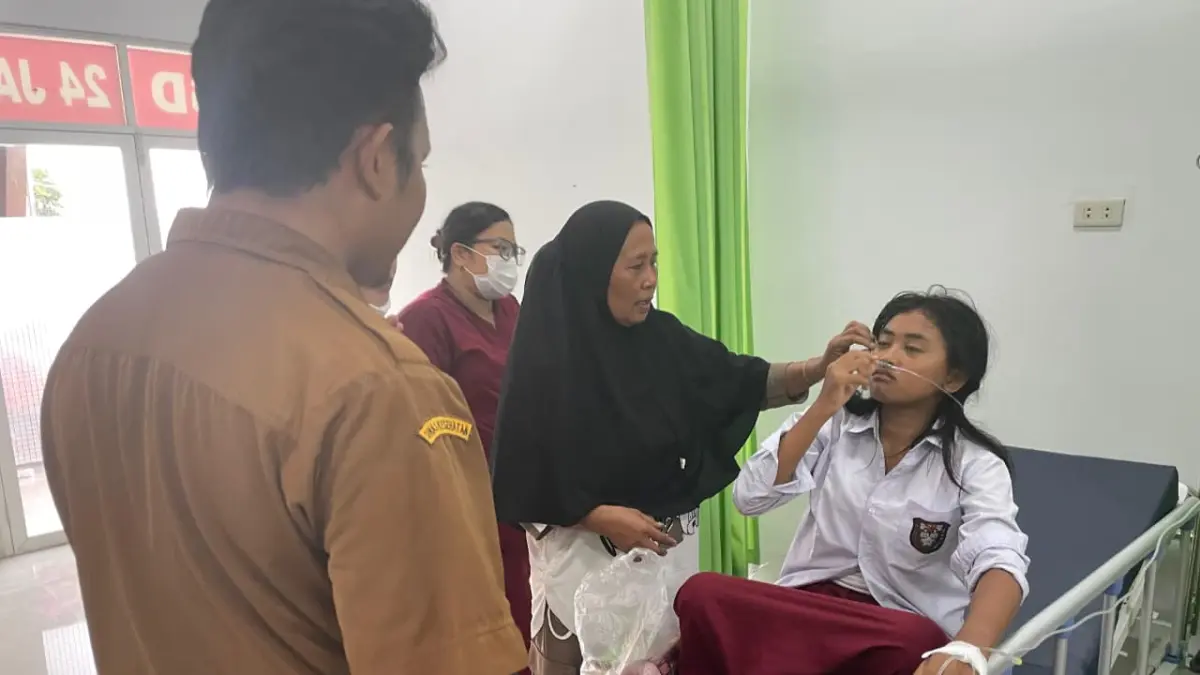 Seorang dari belasan siswa SD yang diduga keracunan menjalani perawatan di Puskesmas, Pagar Merbau. (BATARA/SUMUT POS)
