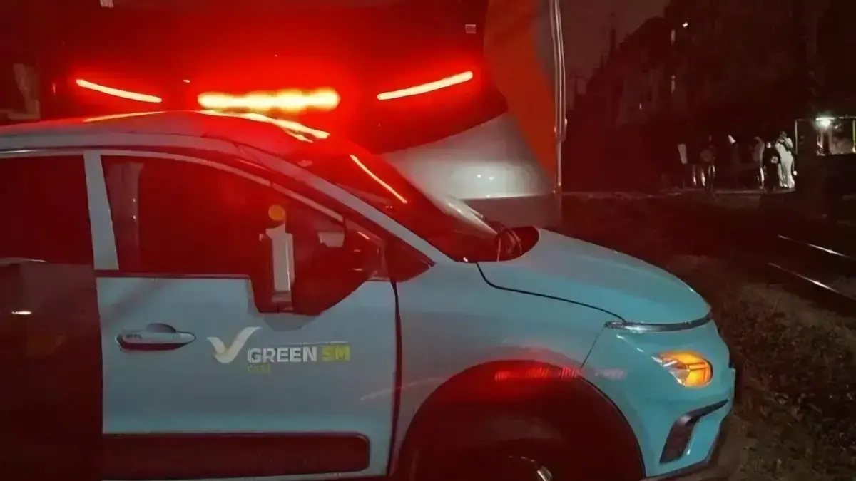 Taksi listrik Green SM Indonesia yang diduga menjadi penyebab kecelakaan KRL di Bintaro Timur, Senin (27/4/2026). (Dok: X)