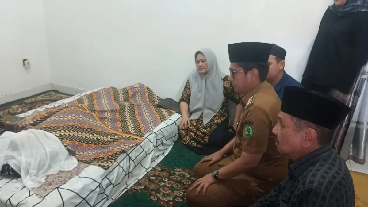 TAKZIAH: Wali Kota Medan Rico Waas ketika bertakziah ke rumah duka, Selasa (28/4/2026). (Dok: istimewa)