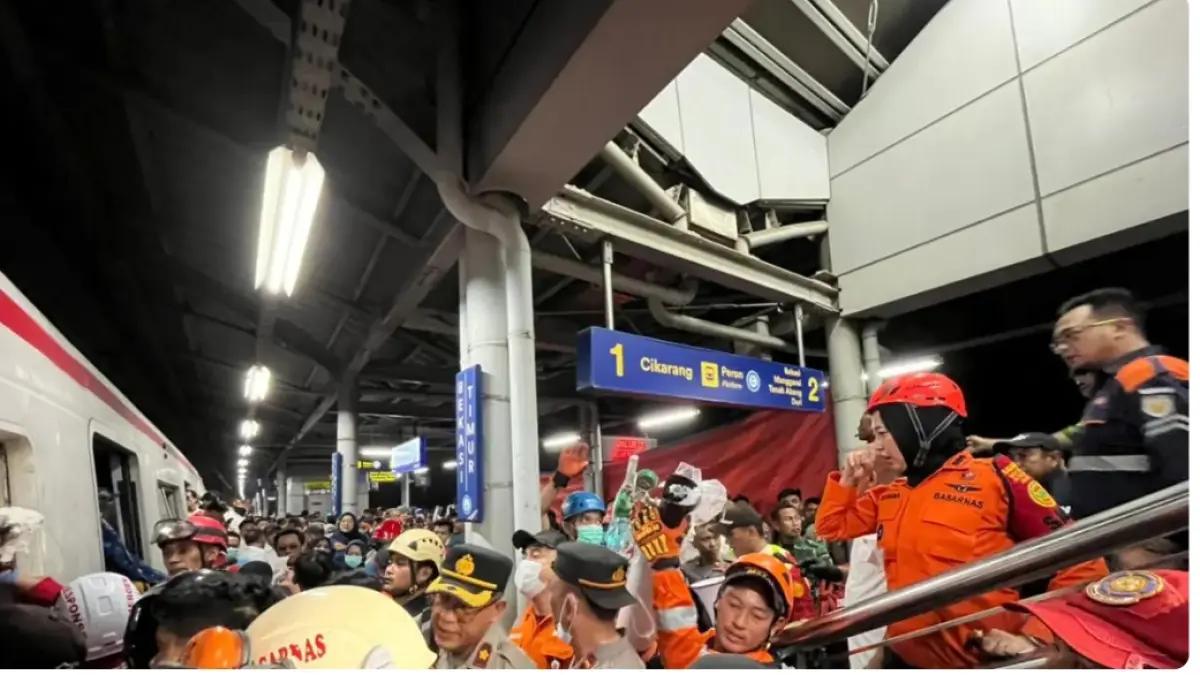 Tim Basarnas melakukan evakuasi para korban kecelakaan KA Argo Bromo Anggrek dan KRL di Stasiun Bekasi TImur. (Basarnas)