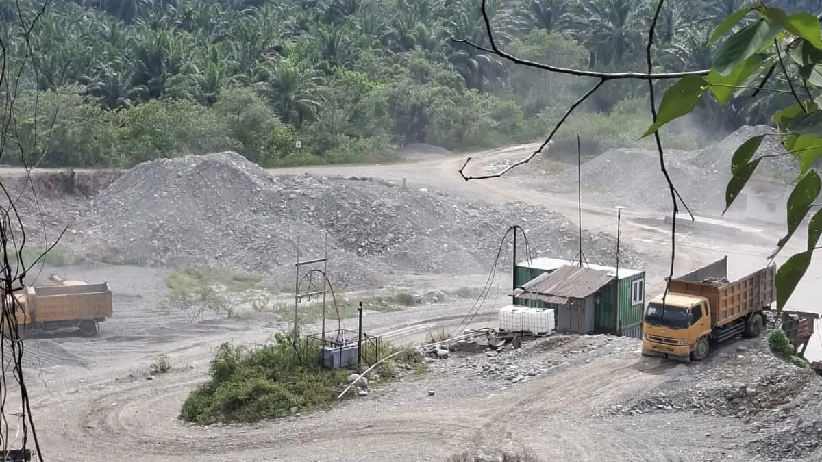 
Tumpukan material hasil penambangan di aliran Sungai Berkail, Desa Lau Damak, Bahorok, Langkat. (Istimewa/Sumut Pos)