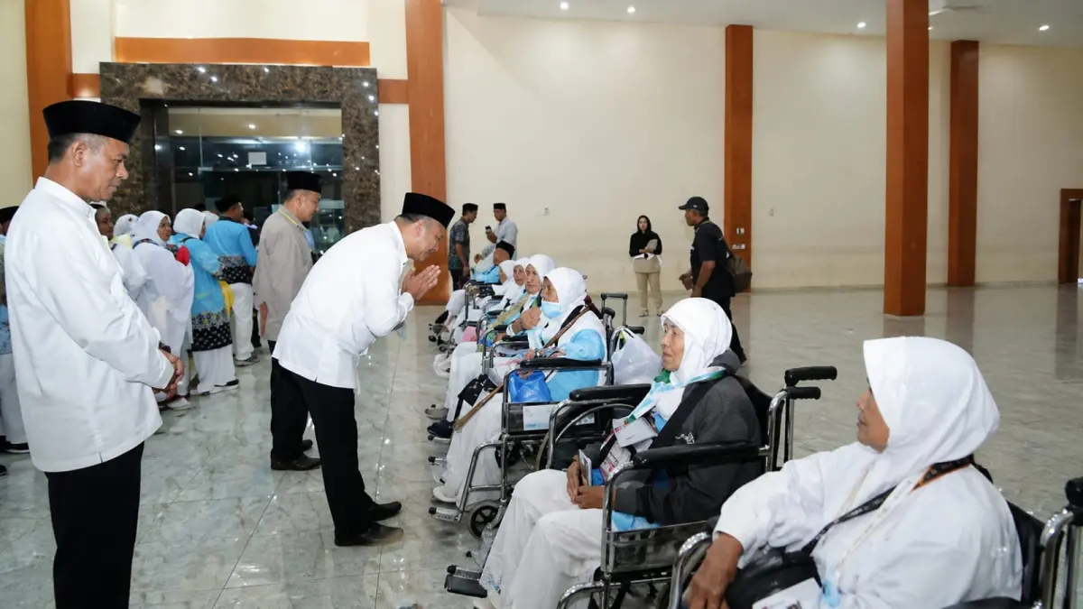 BERANGKAT: Jamaah kloter 7 Embarkasi Medan, dilepas keberangkatannya ke tanah suci dari Asrama Haji Medan, Rabu (29/4/2029) dinihari. (Dok: istimewa)
