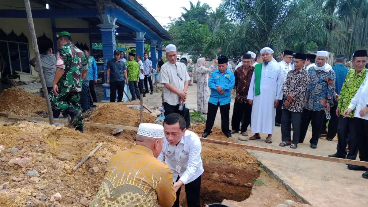 Bupati Paluta Reski Basyah Harahap  melalukan peletakan Batu Pertama Pembangunan Mesjid di desa Aek Jakkang , Rabu 29 April 2026. (MITRA HARAHAP/SUMUT POS)