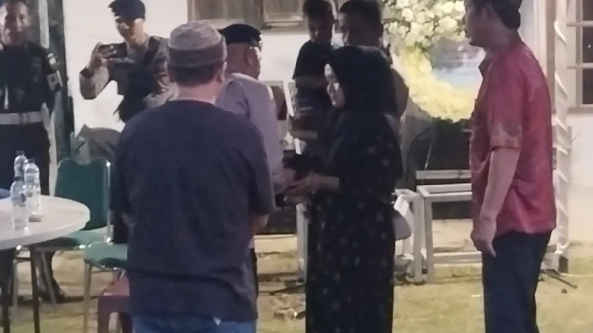 Dansat Brimob Polda Sumut Kombes Pol Rantau Isnur Eka saat memberikan tali asih kepada istri almarhum Praka Rico Pramudia di rumah duka. (Fadly/Sumut Pos )