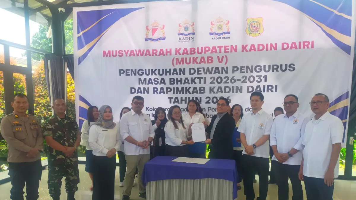  Ketua KADIN Sumut, Firsal Ferial Mutyara, Ketua KADIN Dairi, David PNS Tambunan dan Kepala Bank Sumut Cabang Sidikalang, Edi Primsa Sembiring serta salah satu pemilik UMKM menunjukkan naskah kerjasama, Rabu (29/4/2026). (RUDY SITANGGANG/SUMUT POS)