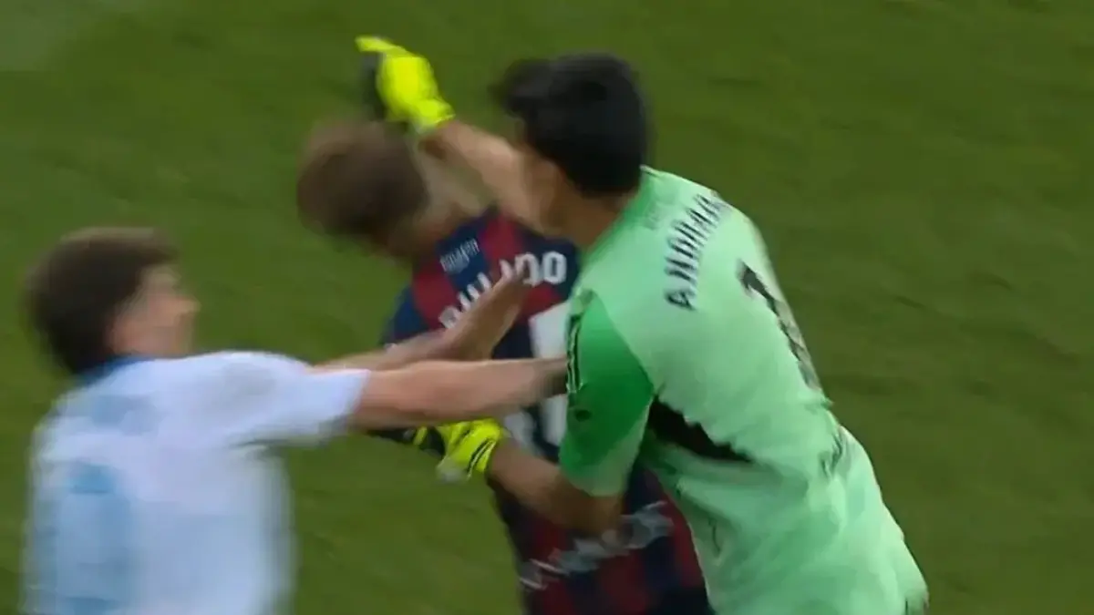 Kiper Real Zaragoza, Esteban Andrada, menjadi sorotan tajam dunia sepak bola setelah insiden pemukulan pada laga Segunda División kontra SD Huesca di Stadion El Alcoraz, Minggu (26/4) waktu setempat. (bitpanorama.co)