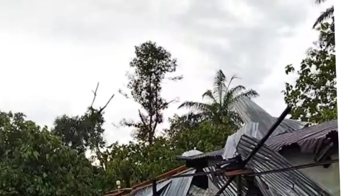 Kondisi rumah warga usai di tejang angin kencang di Labuhanbatu Selatan. (Khairuddin/Sumut Pos)