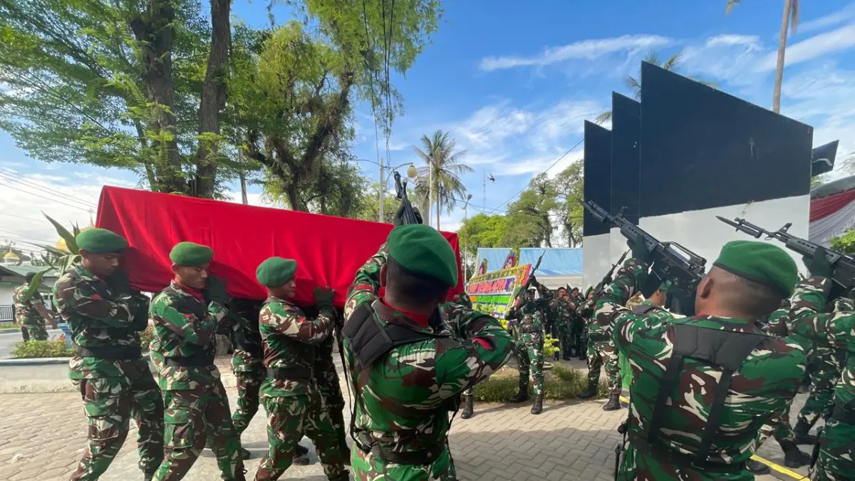
Pasukan TNI saat membawa jenazah ke Makam Pahlawan Lubukpakam untuk dikebumikan. (Batara/Sumut Pos)