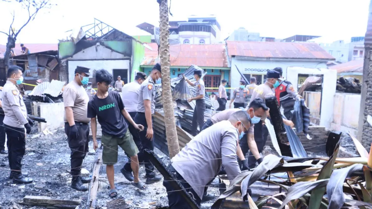  Sebanyak 50 personel Polisi membantu membersihkan puing-puing sisa kebakaran di Lingkungan Bakti Lama, Kelurahan Binaraga, Kecamatan Rantau Utara. (Fajar/ Sumut Pos)