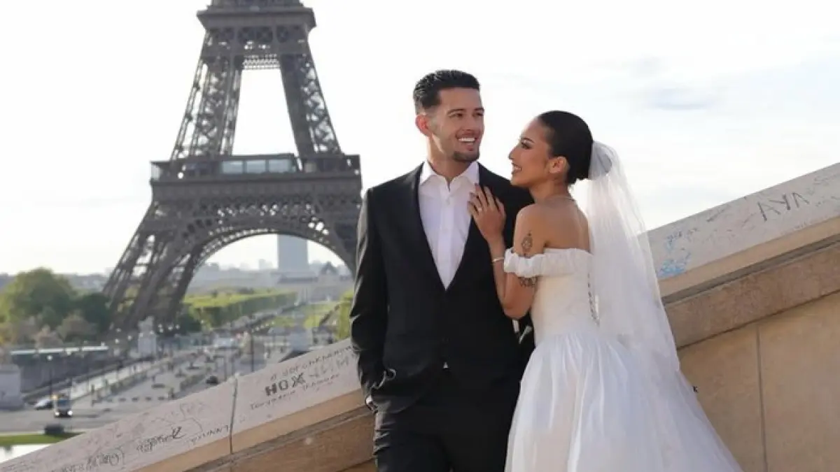 
SPONTAN: Jennifer Coopen dan Justin Hubner menjalani sesi foto pre-wedding di Paris. (Instagram/@jennifercoppenreal)
