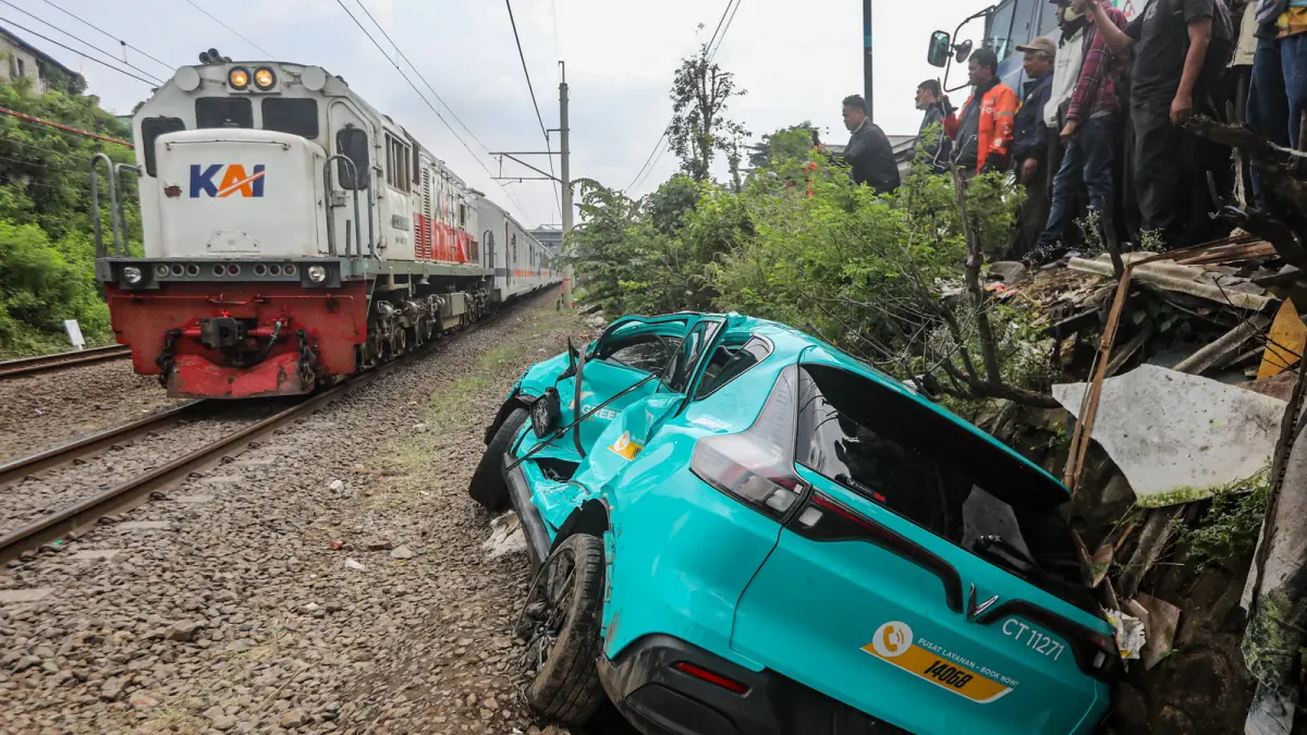 Kondisi mobil taksi yang diduga menjadi penyebab kecelakaan KRL Commuterline dan KA Argo Bromo Anggrek relasi Gambir-Surabaya Pasar Turi di Stasiun Bekasi Timur, Bekasi, Jawa Barat, Selasa (28/4/2026). Menurut data KAI sebanyak 14 orang meninggal dunia dan 84 korban luka, akibat kecelakaan kereta api (KA) Argo Bromo Anggrek dengan KRL Commuterline. FOTO: SALMAN TOYIBI/JAWA POS)