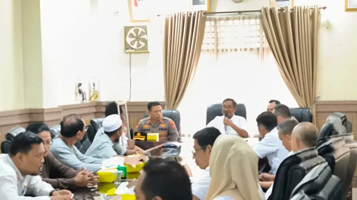 
Wali Kota Binjai, Amir Hamzah saat berdialog dengan perwakilan PKL dari Jalan Bandung, Jalan Olahraga dan Jalan Sudirman. (Teddy Akbari/Sumut Pos)