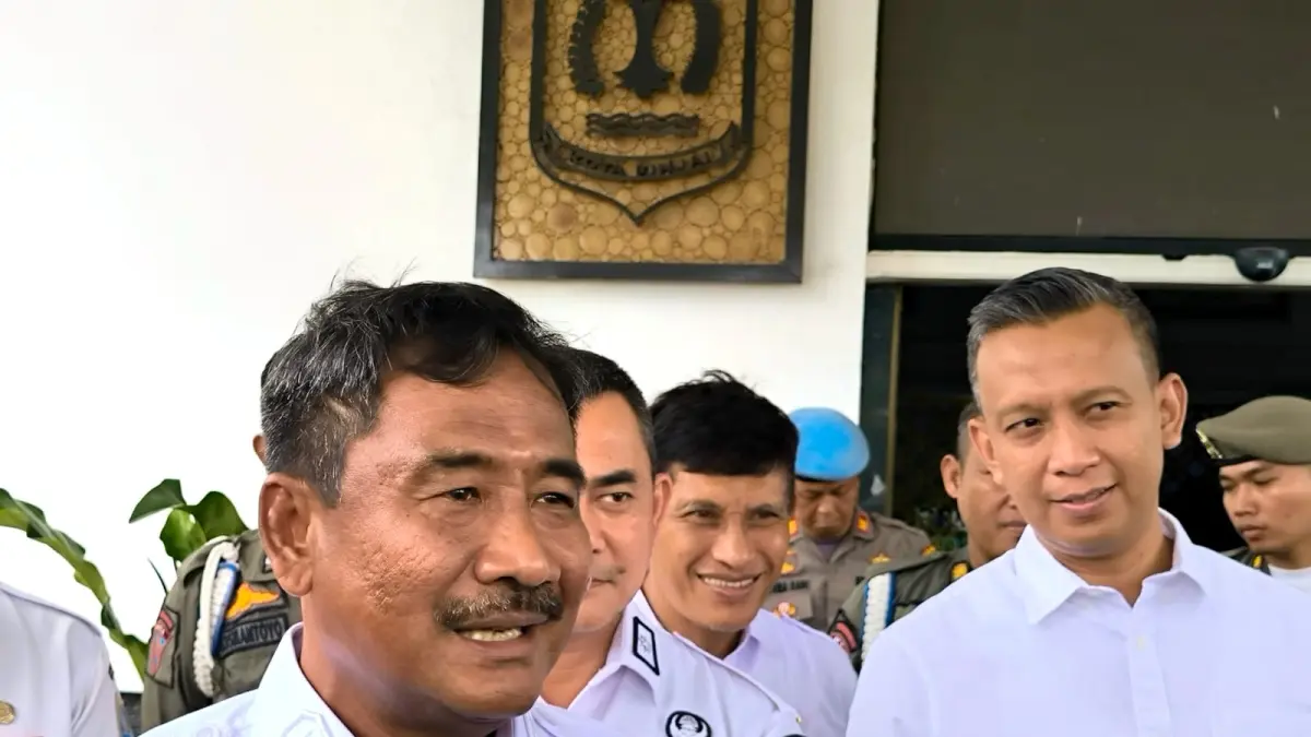 
Wali Kota Binjai, Amir Hamzah saat diwawancarai usai dialog dengan PKL di balai kota.(Teddy Akbari/Sumut Pos)