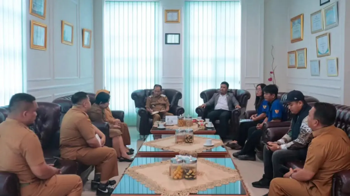 Wali Kota Tebing Tinggi menerima audiensi DPC KSBSI bersama jajaran OPD di ruang kerja Balai Kota, membahas persiapan May Day dan menjaga kondusivitas daerah, Selasa (28/4/2026), (Azan Purba/ Sumut Pos)