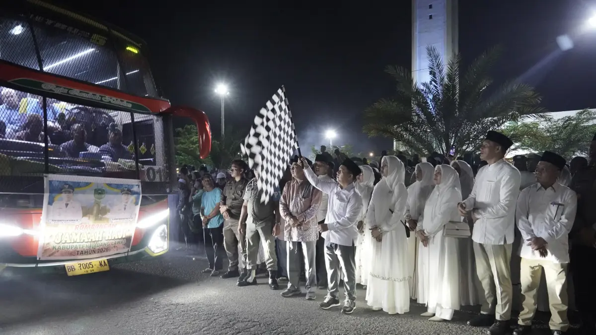 Bupati Padang Lawas Putra Mahkota Alam Hasibuan melepas 211 Jemaah Haji Padang Lawas, Kamis 29 April 2026. (Istimewa/Sumut Pos)