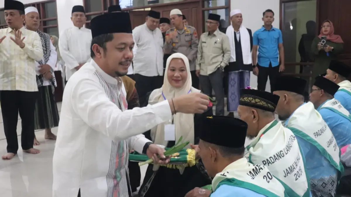 Bupati Paluta Reski Basyah Harahap  melepas 106 jemaah calon haji asal Kabupaten Padang lawas Utara, Kamis 30 April 2026 di pelataran Mesjid Raya Gunung Tua. (MITRA HARAHAP/SUMUT POS)
