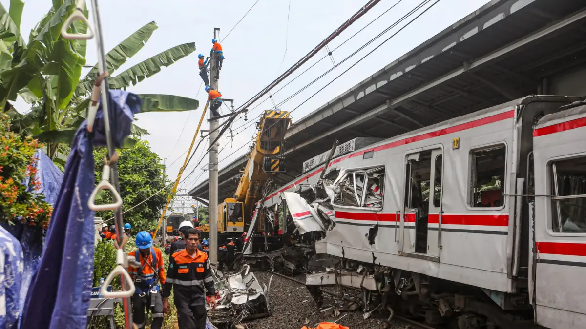 Petugas mengevakuasi gerbong KRL Commuterline dan KA Argo Bromo Anggrek relasi Gambir-Surabaya Pasar Turi pascakecelakaan di Stasiun Bekasi Timur, Bekasi, Jawa Barat, Selasa (28/4/2026). Menurut data KAI sebanyak 14 orang meninggal dunia dan 84 korban luka, akibat kecelakaan kereta api (KA) Argo Bromo Anggrek dengan KRL Commuterline. FOTO: SALMAN TOYIBI/JAWA POS
