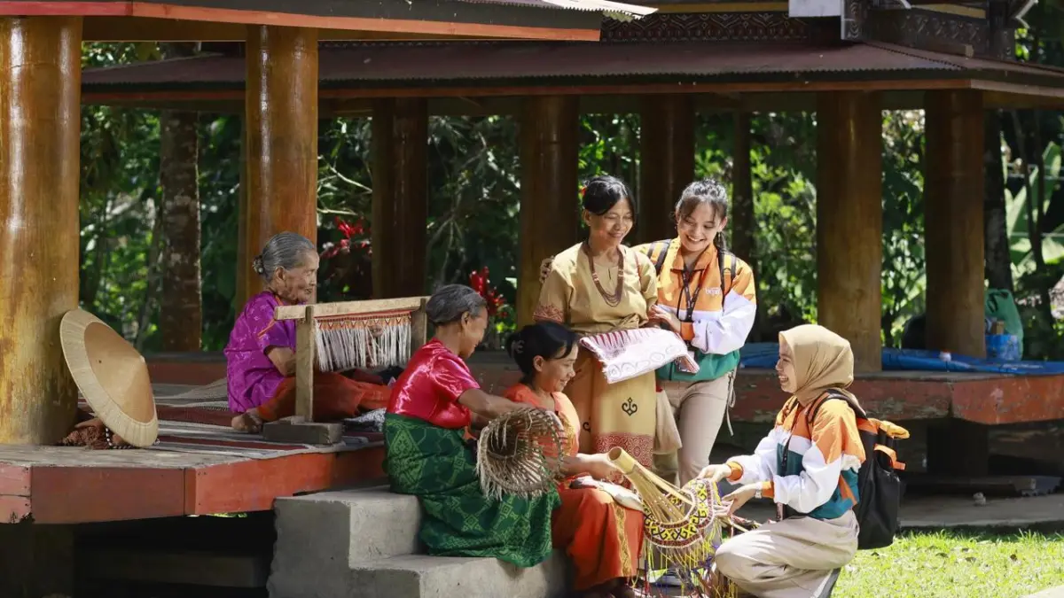 DAMPINGI: Community Officer saat mendampingi nasabah BTPN Syariah. (Dok: BTPN Syariah)