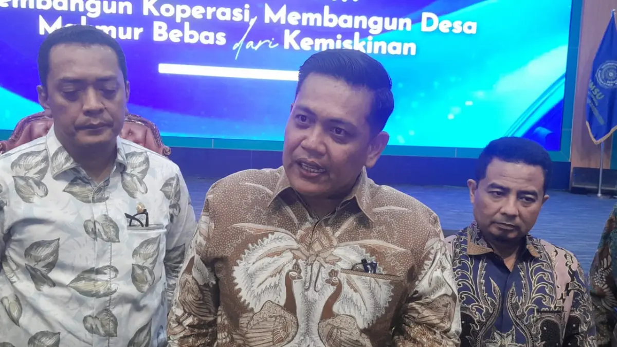 Deputi Bidang Pengembangan Usaha Koperasi Kementerian Koperasi RI, Panel Barus saat diwawancarai sejumlah wartawan. (Dok: Dewi Syahruni Lubis/Sumut Pos)