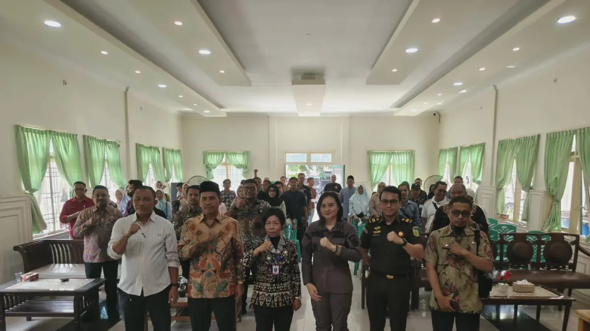 Foto bersama unsur Forkopimcam, narasumber, dan peserta usai pelaksanaan Rapat Koordinasi PAKEM (Pengawasan Aliran Kepercayaan dan Aliran Keagamaan dalam Masyarakat) di Aula Kantor Camat Tebing Tinggi Kota, Kamis (30/4/2026). (Azan Purba/ Sumut Pos)