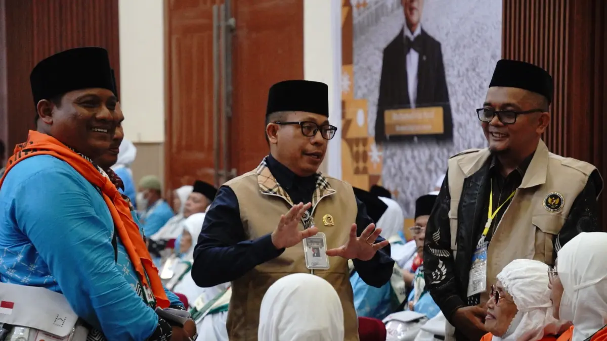 Kakanwil Kemenhaj Sumut saat berbincang dengan jamaah haji Kloter 9. (Dok: istimewa)