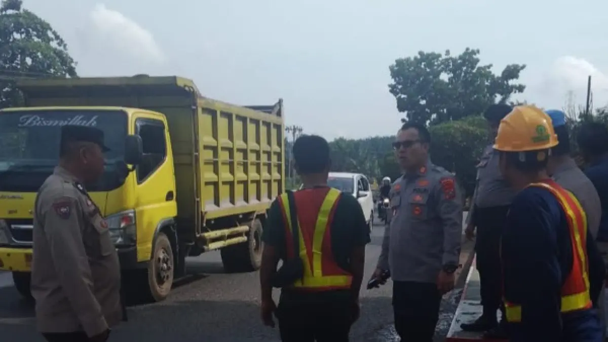 Kapolsek Kota Pinang bersama jajaran saat menambal badan jalan Jembatan Titi Kembar. (Khairuddin/Sumut Pos)

&nbsp;