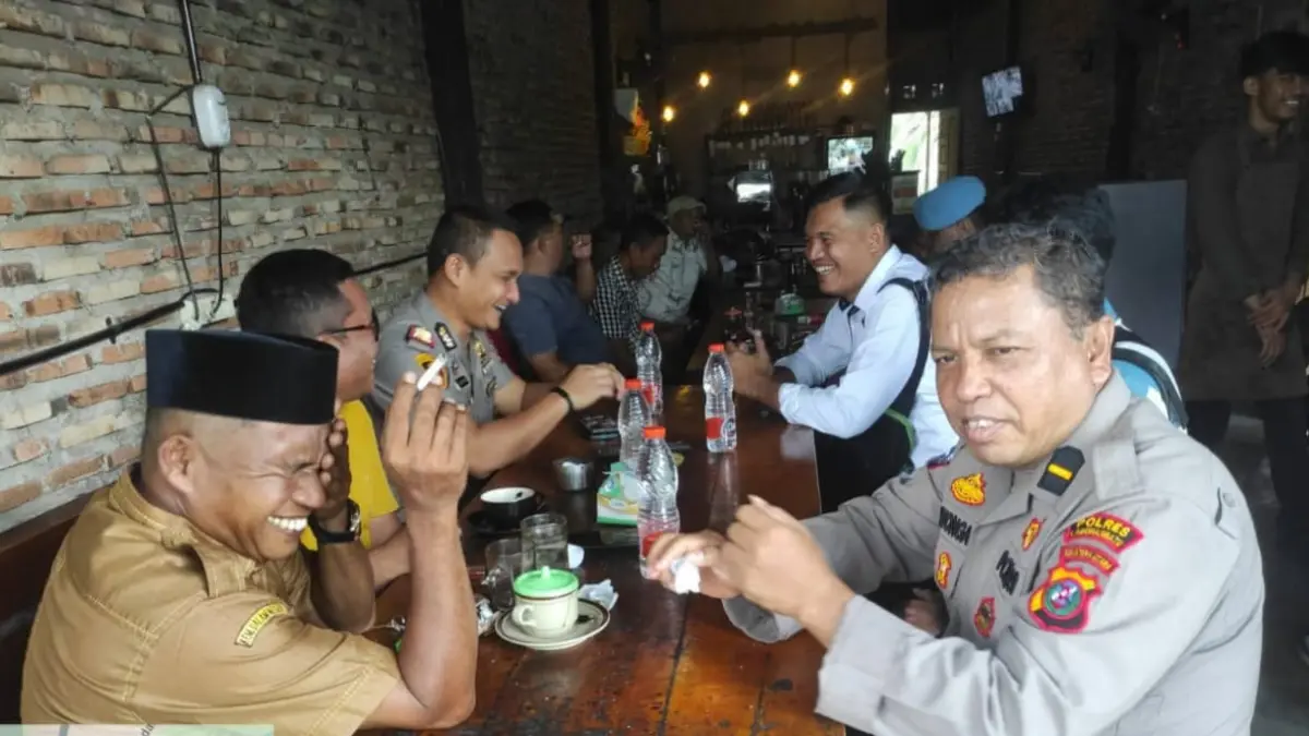 Kapolsek  Na IX-X didampingi personel silaturahmi dengan berbagai elemen masyarakat. (Ist)