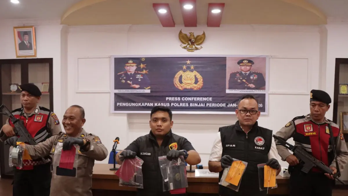 
Kasat Reskrim Polres Binjai, AKP Hizkia Siagian (tengah) didampingi perwira lain dalam paparan kasus periode Januari-April 2026. (Istimewa/Sumut Pos)