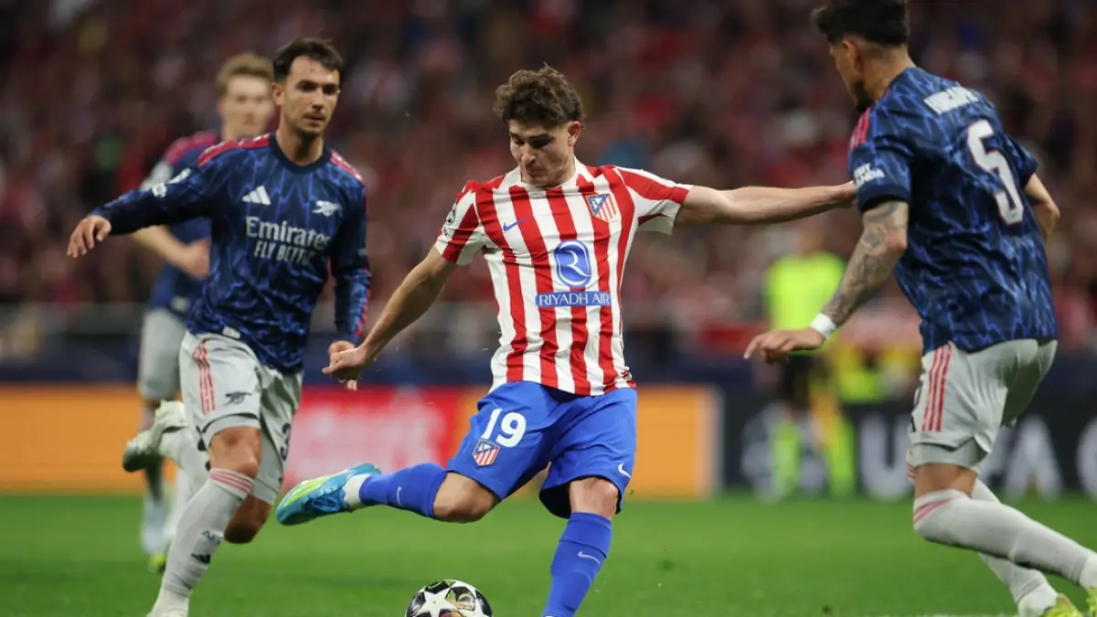 Pertarungan sengit  Arsenal menghadapi Atletico Madrid pada leg pertama semifinal Liga Champions berakhir imbang dengan skor 1-1. (beingsport)