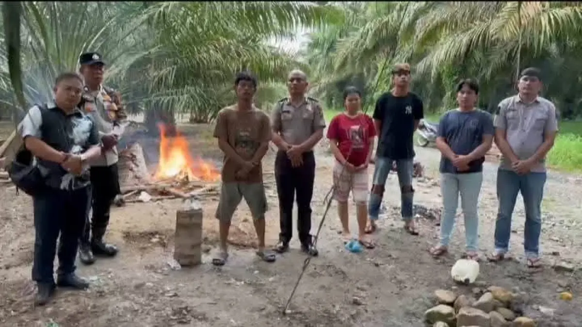  Polsek Aek Natas Laksanakan Grebek Sarang Narkoba di Labura. Dua alat hisap diamankan dan musnahkan lokasi diduga sarang narkoba.  (Istimewa/Sumut Pos )