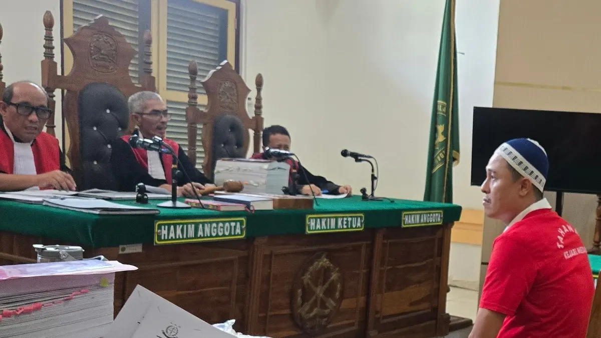 SIDANG: Terdakwa Nugroho Sigit P Bin Moendakir saat menjalani sidang PN Medan, sementara terdakwa Violetta mengikuti persidangan dari Rutan Perempuan Medan, Kamis (30/4/2026). (Dok: istimewa)
